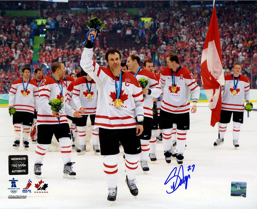 Scott Niedermayer Signed 2010 Gold Medal with Team Behind Him 8x10 Photo (Niedermayer Auth)