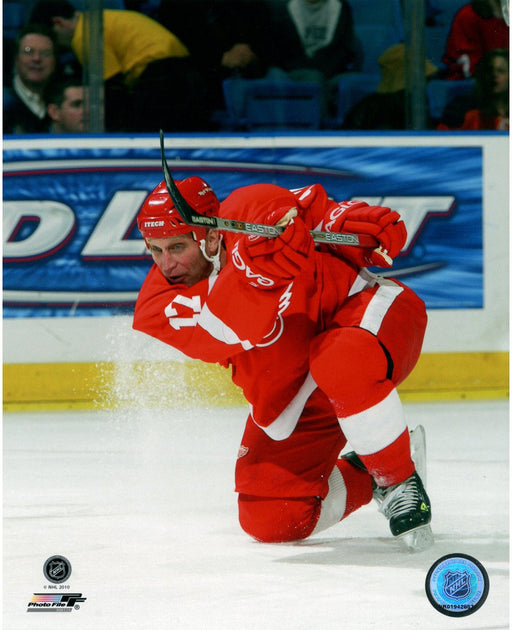 Brett Hull Red Wings Red Jersey Slap Shot Vertical 8x10 Photo uns (Getty#52422957)- PF