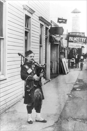 Scottish Bagpiper 20x30 poster