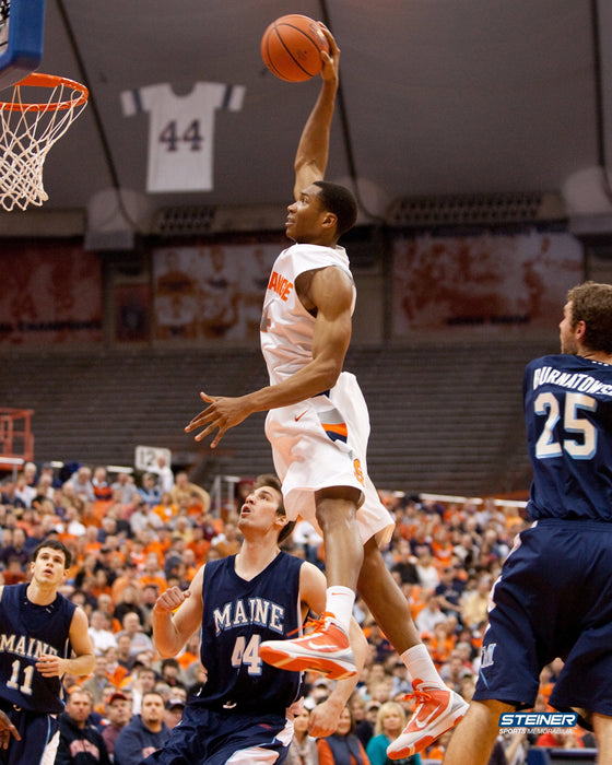 Wesley Johnson One Handed Dunk vs. Maine White Jersey 8x10 Vertical uns ()