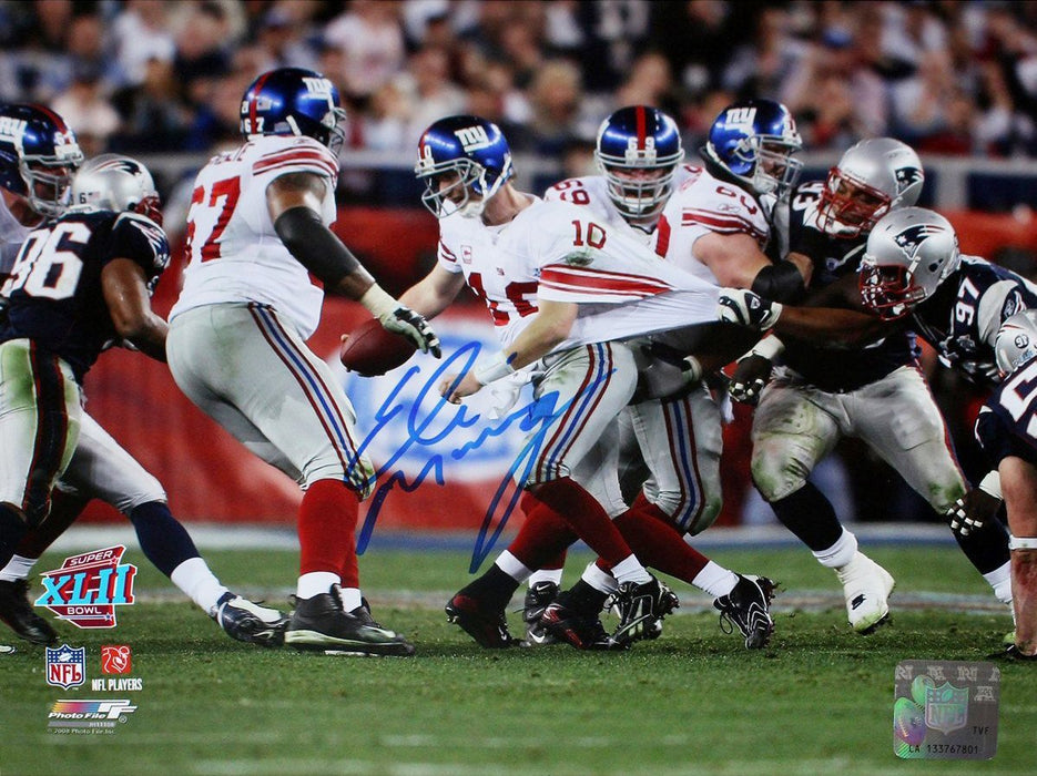 Eli Manning Super Bowl XLII Escaping Tackle Horizontal 8x10 Photo