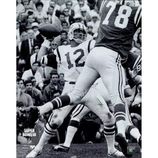 Joe Namath Throwing B&W Vertical 16x20 Photo (PF #AASQ070)