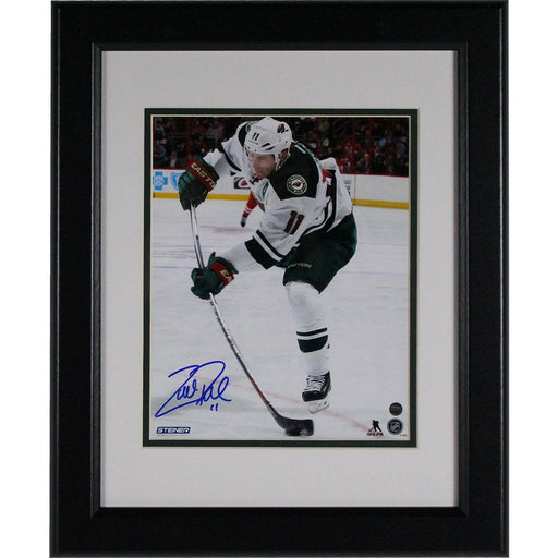 Zach Parise Signed and Framed Minnesota Wild Stick Flex 8x10 Photo (Round black frame w/ White over green matte)