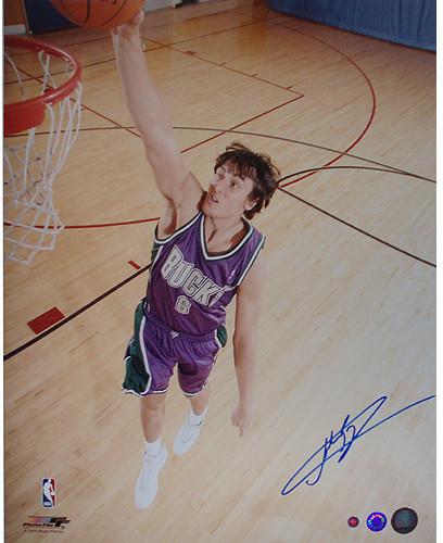 Andrew Bogut Signed Bucks Action Dunk 16x20 Photograph (Schwartz)