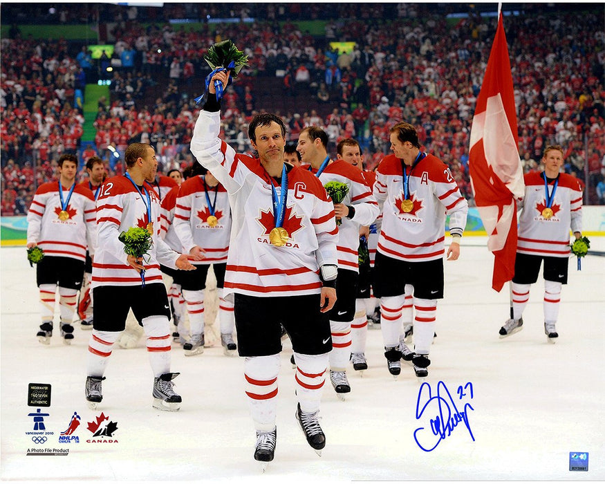 Scott Niedermayer Signed 2010 Gold Medal with Team Behind Him 16x20 Photo (Niedermayer Auth)