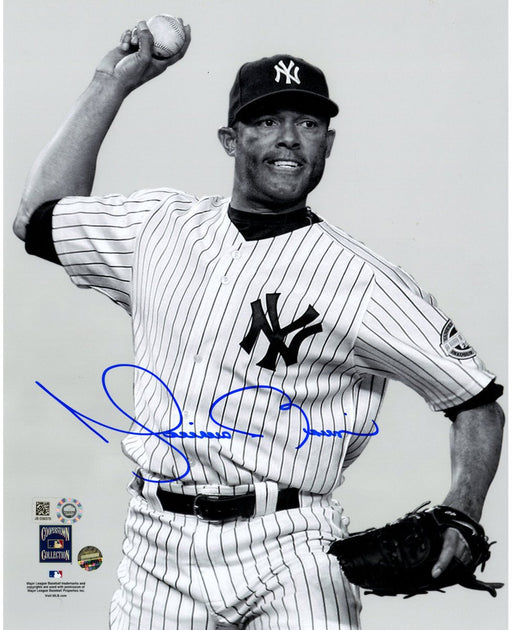 Mariano Rivera Signed B/W 8x10 Photo