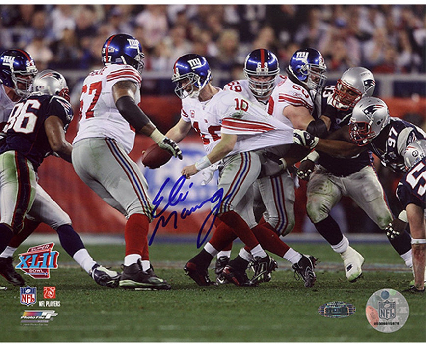 Eli Manning Super Bowl XLII Escaping Tackle 16x20 Photo