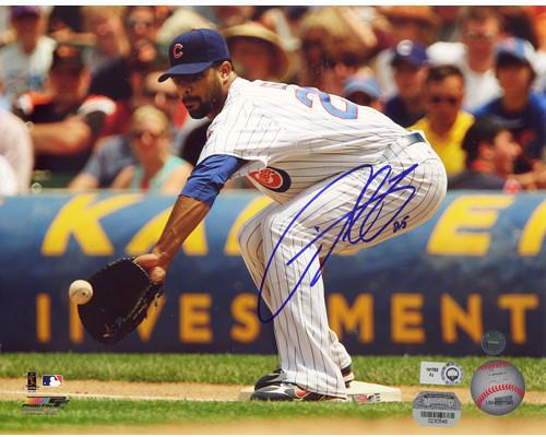 Derrek Lee Fielding Cubs Pinstripe Jersey Horizontal 8x10 Photo (MM Auth)